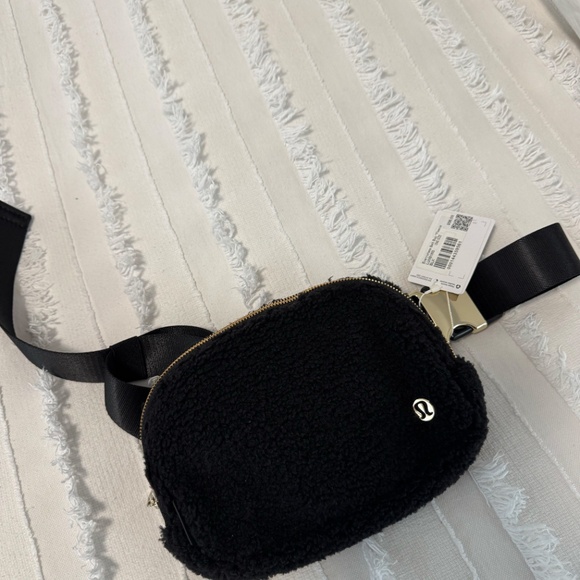 Lululemon Everywhere Belt Bag 1L Black *Fleece - NWT - Picture 6 of 12